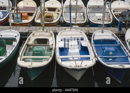 Angelboote/Fischerboote in den Stein Hafen in San Sebastian historische Altstadt, Spanien. Stockfoto