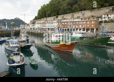 Angelboote/Fischerboote in den Stein Hafen in San Sebastian historische Altstadt, Spanien. Stockfoto