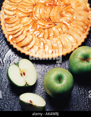 Stillleben. Essen. Dessert TarteTatin mit frischen grünen Äpfeln. Stockfoto