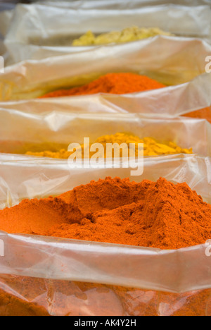 Gemahlener Orangen Chili und Kurkuma zum Verkauf von Plastiksäcken in den Markt zu Paharaganj Hauptbasar, Neu-Delhi. Stockfoto