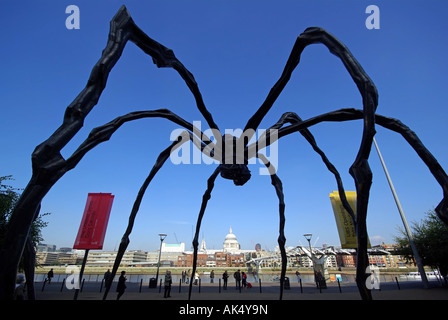 Maman Spinne Skulptur in der Londoner Tate Modern bilden einen Rahmen für Kuppel der St. Pauls Kathedrale und die City of London Skyline über Stockfoto