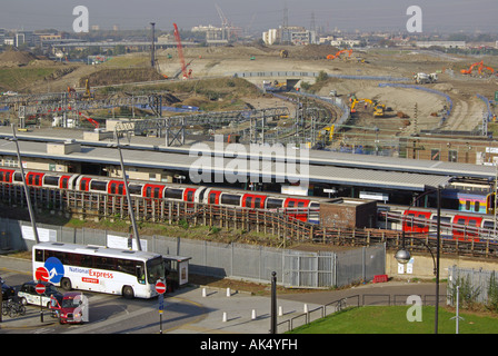 Früh großen Verkehrsinfrastrukturen Tiefbau auf der Baustelle am Bahnhof Stratford für die Olympischen Spiele 2012 in London auf der Brachfläche UK Stockfoto