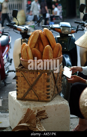 Frisch gebackenes französisches Brot in einem Korb bereit für den Markt in Hanoi Vietnam Stockfoto