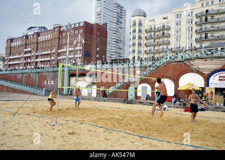 Beach-Volleyball am Strand von Brighton, England Stockfoto