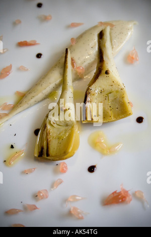 Lachs pochiert mit Lakritz, Artischocken, Vanille Mayonnaise und "Manni" Olivenöl bei The Fat Duck Restaurant in Bray Stockfoto