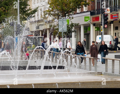 Menschen zu Fuß vorbei an den Brunnen in den neuen Marktplatz, Nottingham Stadtzentrum, Nottingham UK Stockfoto