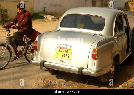 Indische Botschafter Auto mit Schuljunge Weitergabe ein Laufrad Silber Stockfoto