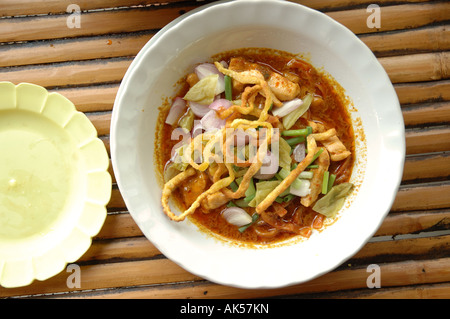 Thai-Curry auf einem Bambus-Tisch serviert auf traditionelle Weise in einem lokalen Dorf Stockfoto