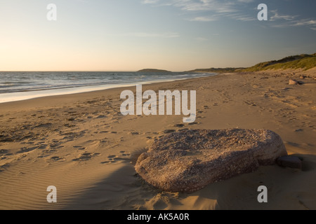 Rhossili Bucht auf der Halbinsel Gower, South Wales in der Abenddämmerung Stockfoto