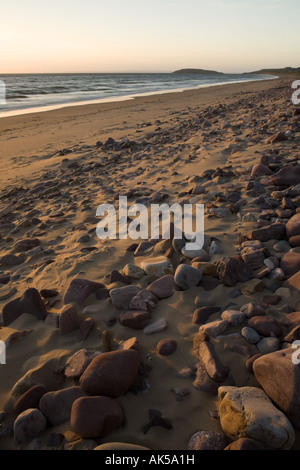 Rhossili Bucht auf der Halbinsel Gower, South Wales in der Abenddämmerung Stockfoto