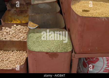 Anissamen und Bockshornklee unter anderen Gewürzen in Metall Wannen auf dem Shimla-Basar. Stockfoto