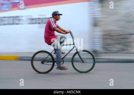 Ein Alter Mann in Kinchil Dorf, Leben auf der Straße Radfahren Stockfoto