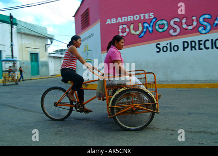 Mexikanische Rikschas in Kinchil Dorf, Halbinsel Yucatan, Mexiko Stockfoto