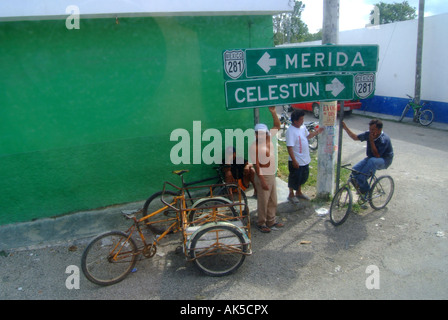 Chating Mann auf der Straße von Kinchil Dorf, Halbinsel Yucatan, Mexiko Stockfoto