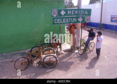 Chating Mann auf der Straße von Kinchil Dorf, Halbinsel Yucatan, Mexiko Stockfoto