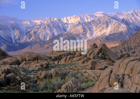 Schneebedeckten Gipfeln der Sierra Nevada über die Alabama Hills in Owens Valley, Kalifornien, USA Stockfoto