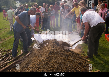 für die Grube Ofen bei einem Curanto heißen Kochen in einer Grube Ofen Gemüse und Fleisch kochen auf Steinen Stockfoto