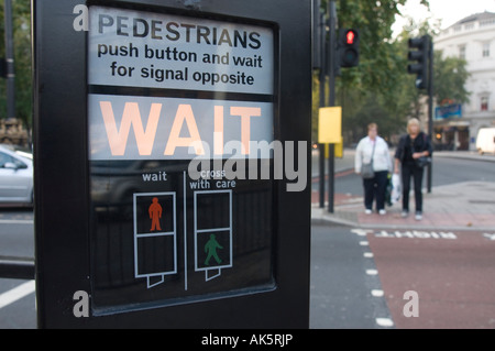 Fußgängerzone Kreuzung mit warten Zeichen London Stockfoto