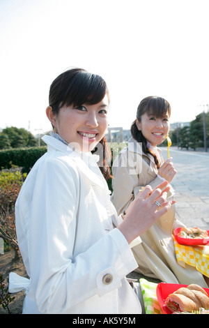 Zwei weibliche Büroangestellte mit Mittagessen Stockfoto