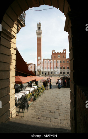 Sijeny Palazzo Comunale Rathaus und Torre del Mangia Bell tower in Piazza del Campo Quadrat durch steinernen Torbogen Tuscany Stockfoto