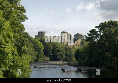 Die Überreste von Barnard Castle ragen über den Fluss Tees in Teesdale in der Grafschaft Durham in England. Stockfoto