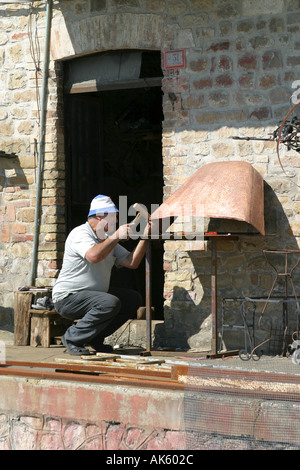 Metallarbeiter, die gegen ein Panel in Le Marche, Italien Stockfoto