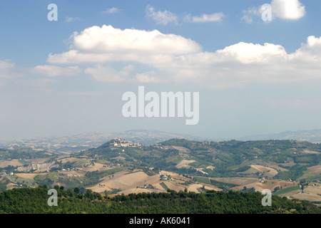 Blick auf Sarnano eine Stadt auf einem Hügel in Le Marken Italien Stockfoto