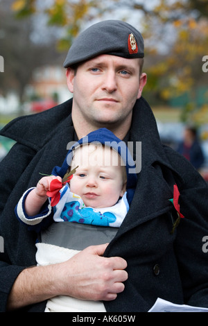 Servicemann hält sein Kind am Sonntag Gedenkgottesdienst Stockfoto