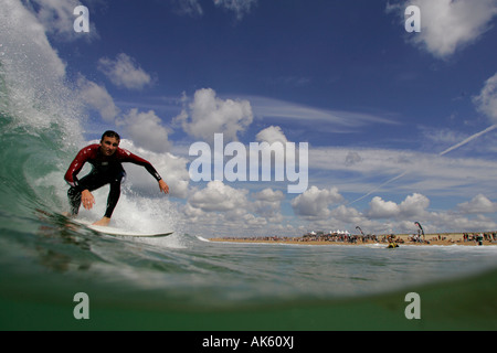 Ein Mann surft auf eine Welle in Hossegor auf der südwestlichen Küste von Frankreich Stockfoto