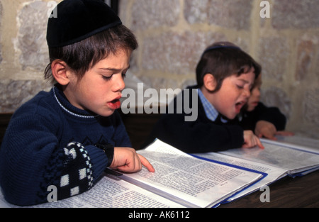 Junge jüdische Kinder an einer Tora-Schule in der alten Stadt, Jerusalem, Israel. Stockfoto