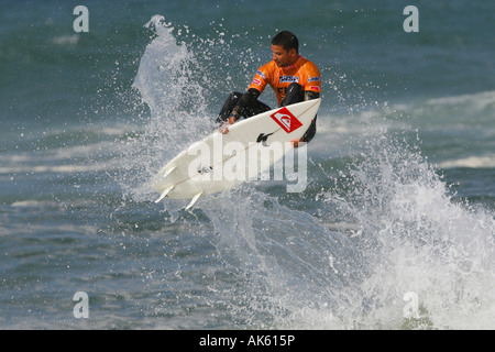 Pro Surfer Michel Bourez von Tahiti surft auf eine Welle während der ASP Quiksilver Pro France 2007 in Hossegor Stockfoto