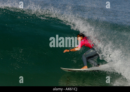 Brasiliens Profi-Surfer Raoni Monteiro surft auf eine Welle während der ASP Quicksilver PRO France 2007 in Hossegor Stockfoto