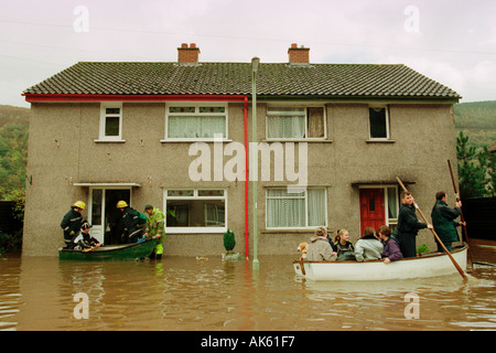 Bewohner werden gerettet, nachdem der Fluss Taff es s Banken in Aberfan South Wales UK GB EU platzte Stockfoto