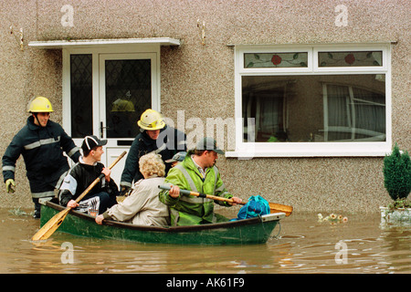 Bewohner werden gerettet, nachdem der Fluss Taff es s Banken in Aberfan South Wales UK GB EU platzte Stockfoto