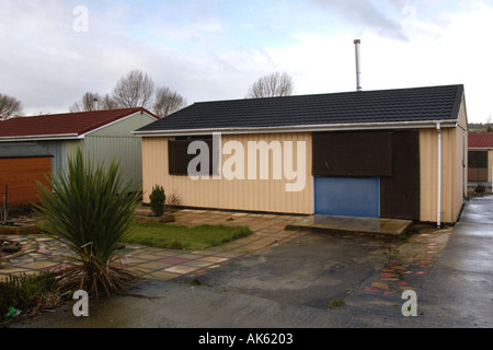 Mit Brettern vernagelt Arcon Prefabs auf Anwesen in Bristol, gebaut in den späten 1940er Jahren als Lösung für die Nation Nachkriegszeit Immobilienkrise Stockfoto