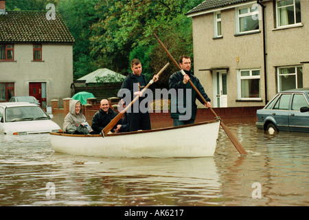 Bewohner werden gerettet, nachdem der Fluss Taff es s Banken in Aberfan South Wales UK GB EU platzte Stockfoto