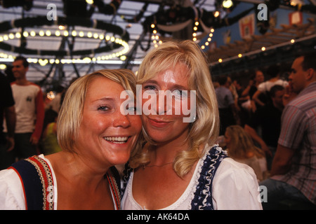 Deutschland, München, Oktoberfest, Frauen in der Bierhalle Stockfoto