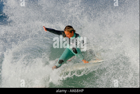 Eine Surferin Praktiken auf einer Welle mit seinem Surfbrett in Hossegor Strand in Frankreich Stockfoto