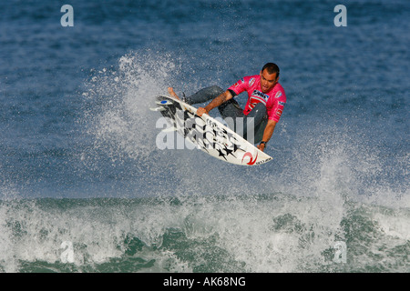 Brasiliens Profi-Surfer Raoni Monteiro surft auf eine Welle während der ASP Quicksilver PRO France 2007 in Hossegor Stockfoto