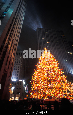 Der Weihnachtsbaum vor dem Rockefeller Center in New York City Stockfoto