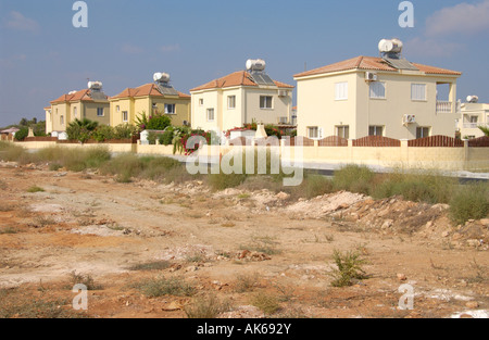 Typische moderne Ferienhäuser auf der Mittelmeer Insel Zypern EU neben Bauland Stockfoto