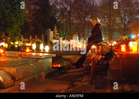 Frau, die Gräber der Verwandten zu besuchen. Wolski-Friedhof in Warschau während All Saints Day Stockfoto