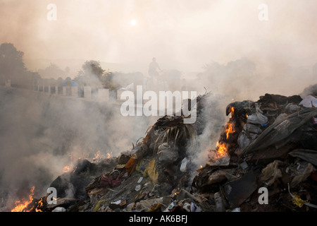 Haushalt Abfälle verbrannt am Straßenrand in Indien Stockfoto