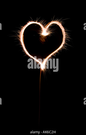 Herzform mit Wunderkerze in der Nacht gemacht Stockfoto