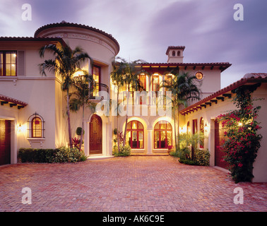 Mediterranes Einfamilienhaus mit Backstein Innenhof in Boca Raton, Florida. Funktionen Bougainvillea Pflanzen und Palmen. Stockfoto