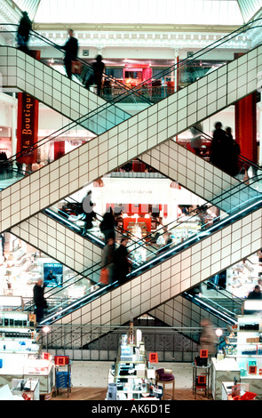 Paris Frankreich, französische Kaufhäuser, 'Le Bon Marche', Hauptaufstiegsbühne voll, Innenraum große Menschenmassen, die im Inneren einkaufen, überquerten au bon marche Stockfoto