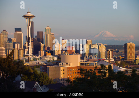 Seattle Washington Skyline mit Space Needle und Mount Rainier in der Nähe von sunset Stockfoto