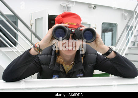 Hübsches Mädchen Wildbeobachtung in der Antarktis durch ein Fernglas vom Deck eines Kreuzfahrtschiffes Stockfoto