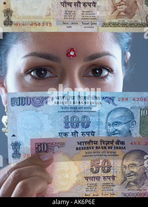Frau in der traditionellen indischen Kleid hält indisches Geld Stockfoto