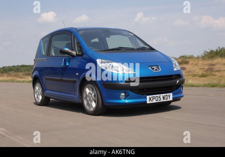 Peugeot 1007 Auto Kleinwagen Mit Elektrischen Seitlichen Schiebeturen Stockfotografie Alamy